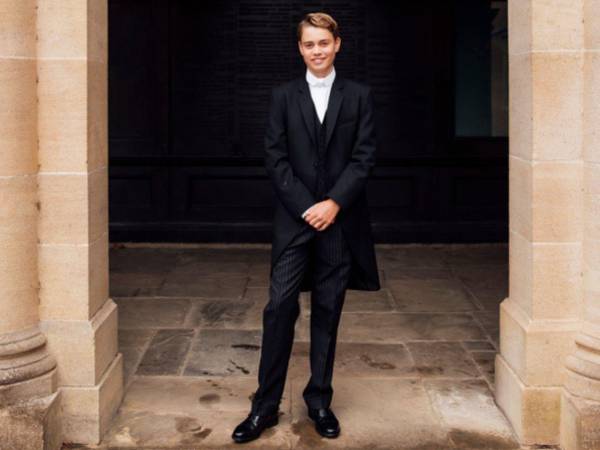 George sigue los pasos de su padre, el príncipe William que estudió en Eton entre 1995 y 2000, y de su tío, el príncipe Harry que lo hizo entre 1998 y 2003.
