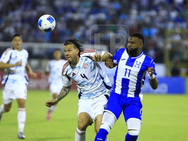 Juan Pablo Vargas de Costa Rica disputa el balón con Jorge Benguché.