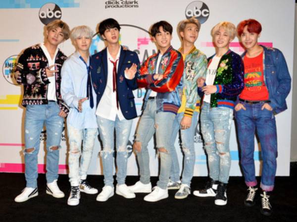 Seguidores del popular grupo de k-pop BTS se manifestaron este viernes en Ciudad de México para exigir claridad ante lo que consideran “abusos” por parte de la empresa Ticketmaster durante la venta de boletos, un proceso en el que, aseguran, faltó transparencia.