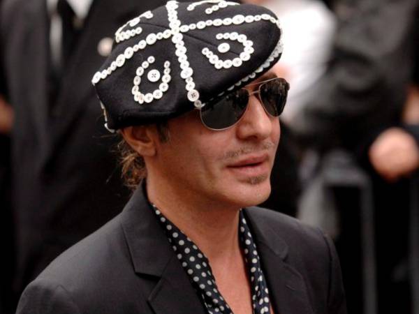 La muestra del Instituto del Vestido del Met, titulada John Galliano: Horizons, abordará los extraordinarios logros creativos del modisto.