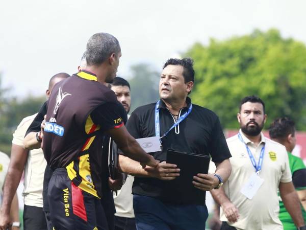 Jeaustin Campos charlando con Eddie Hernández durante el partido contra el Marathón.