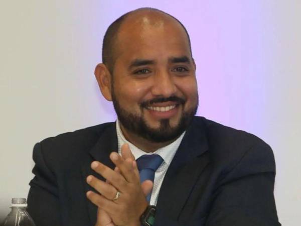 Daniel Sponda fue destituido el 3 de diciembre de 2025, notificado a través de un publicación en X emitida por la presidenta Castro.