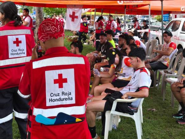 La Media Maratón de Diario La Prensa, realizada esta mañana en San Pedro Sula, fue mucho más que una competencia deportiva. El evento se convirtió en un ejemplo de organización y trabajo en equipo gracias a la labor de la Cruz Roja Hondureña, el Benemérito Cuerpo de Bomberos de San Pedro Sula y al apoyo de la Policía Nacional de Tránsito y la Policía Municipal.