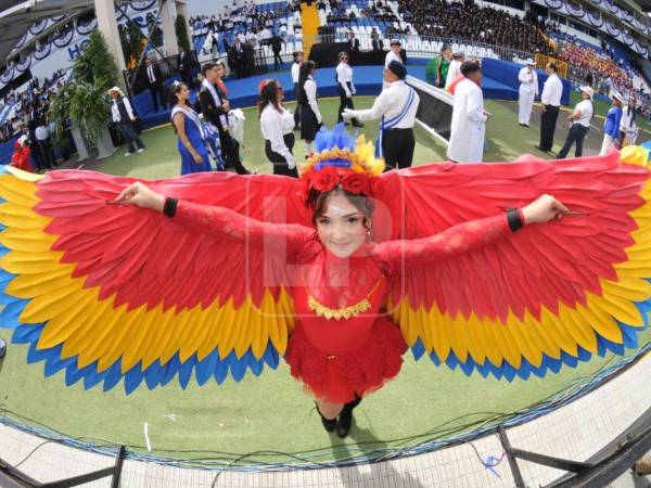 <b>Patriotismo.</b> Una estudiante luce un llamativo traje rojo con grandes alas en honor a la Guacamaya Roja.