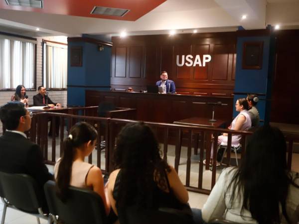 Estudiantes de la carrera de Derecho de la USAP participan en el debate jurídico sobre aborto, eutanasia y otros temas.