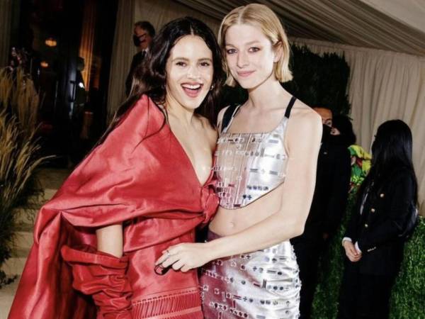 Rosalía mantuvo una relación amorosa con Hunter Schafer. Ahora son buenas amigas.