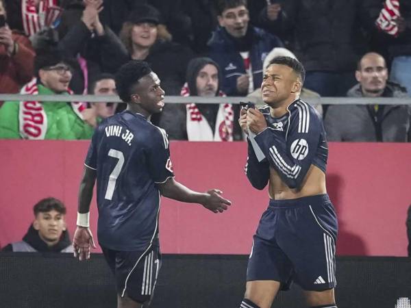 Kylian Mbappé y Vinicius se lamentan durante el partido del Real Madrid contra el Girona.