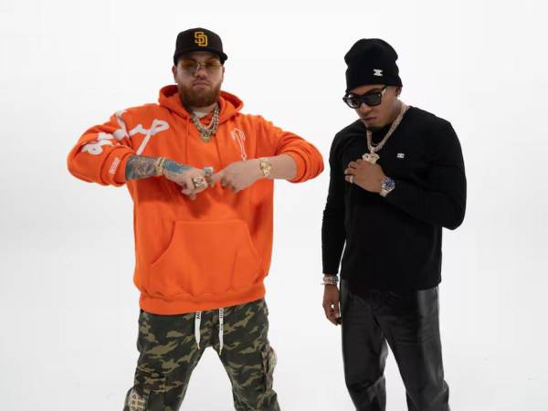 La propuesta se sostiene sobre una base de trap, construida con una producción que consigue atrapar al oyente desde el primer momento.