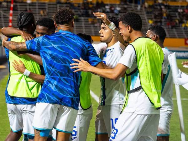 Los jugadores de la Selección de Honduras celebraron con enorme emoción el gol que terminó dándole la histórica victoria ante Jamaica en Kingston.