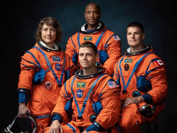 Fotografía del 29 de marzo de 2023 cedida por la Nasa de los miembros de la misión Artemis II, de izquierda a derecha, de los astronautas de la NASA Reid Wiseman, Victor Glover y Christina Hammock Koch, junto con el astronauta de la Agencia Espacial Canadiense, Jeremy Hansen.