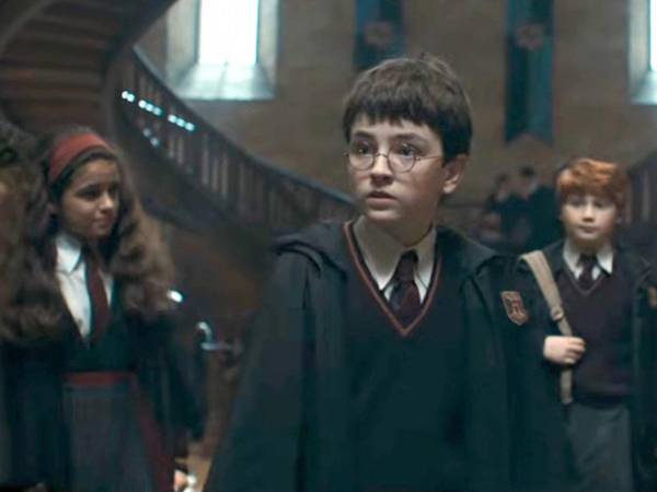 Bajo el icónico título 'Harry Potter and the Sorcerer's Stone' ('Harry Potter y la piedra filosofal'), la esperada adaptación televisiva abraza con fidelidad el legado de la obra original, al retomar el nombre que dio inicio a la leyenda.