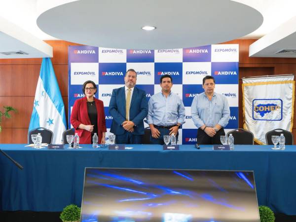 Ingeniera María Eugenia Fernández, licenciado Gabriel Molina del Cohep, ingeniero Mariano Jiménez Torres de Motomundo, y el ingeniero Javier Madrid de Yude Canahuati.