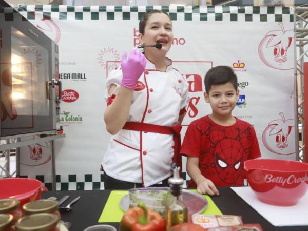 La chef Nora Sarmiento junto a Leonardo, uno de los asistentes al evento.