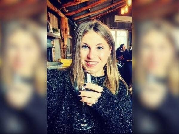 Claire Austin, de 38 años, falleció el pasado 15 de abril tras sufrir heridas gravísimas al atravesar un ventanal en su intento por huir de una situación de violencia doméstica. El trágico episodio ocurrió el viernes 12, en horas de la mañana, en su vivienda ubicada en el barrio de Riverwood.