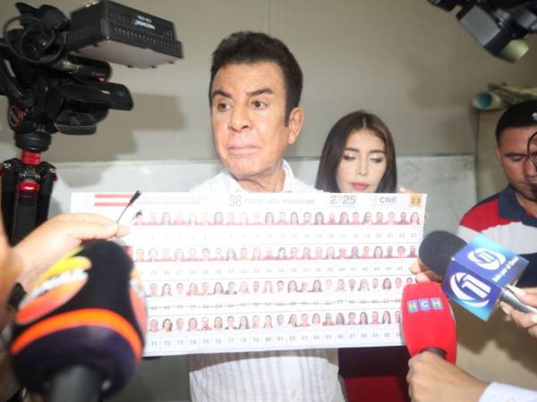 Salvador Nasralla vota en Tegucigalpa, Honduras.