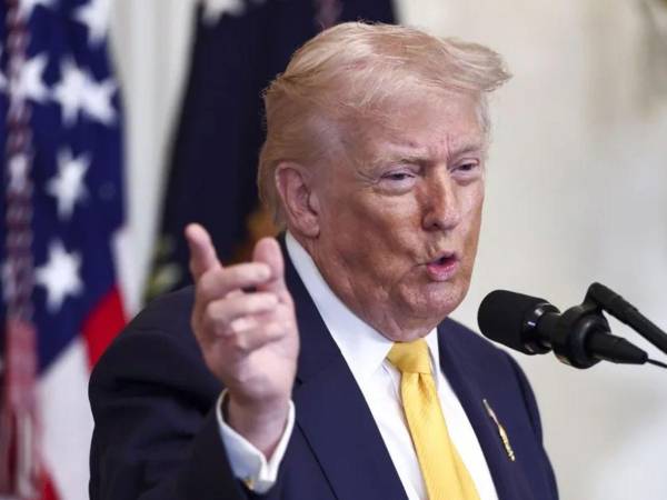 Donald Trump, presidente de Estados Unidos, advirtió este jueves a Irán que cese de inmediato cualquier cobro a petroleros que transiten por el estrecho de Ormuz.