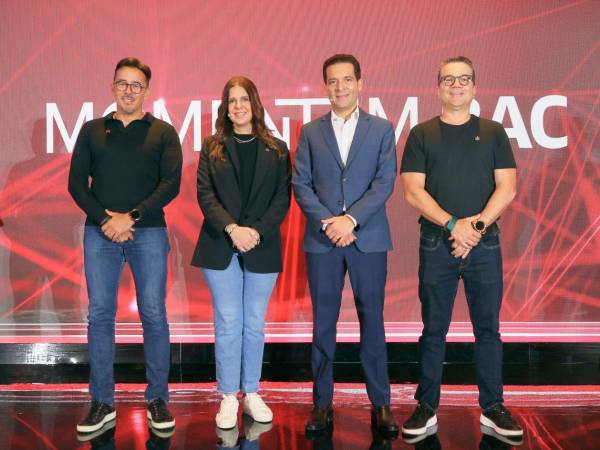 Eduardo Moreno, Gerente Banca Empresarial BAC regional; Melissa Stefan, Vicepresidente Banca de Empresas, BAC Honduras; Carlos Handal, Presidente Ejecutivo BAC Honduras, y Rodolfo Trejos, Vicepresidente de Banca Corporativa, BAC regional.