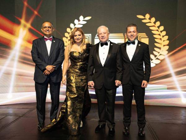 Javier Mejía, Emma y Roger D. Valladares junto a Roger E. Valladares