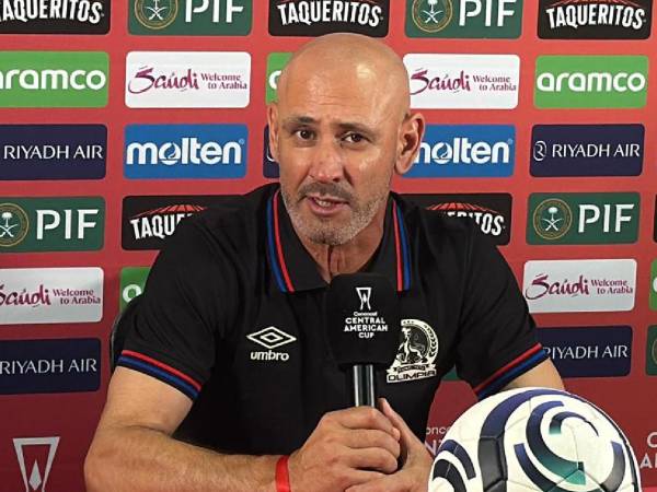 Eduardo Espinel en conferencia de prensa tras ganarle al Saprissa en el cierre de la fase de grupos.
