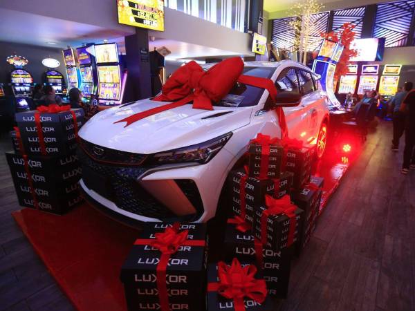 Como un regalo navideño, Luxxor Casino premia la lealtad de los clientes con un fabuloso vehículo Geely cero kilómetros, distribuido por Casa Jaar.