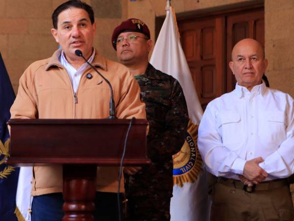 El ministro del Interior, Marco Antonio Villeda, hablando junto al ministro de la Defensa, Henry Saenz ,y el viceministro de Gobernación, Estuardo Solorzano, durante una rueda de prensa.