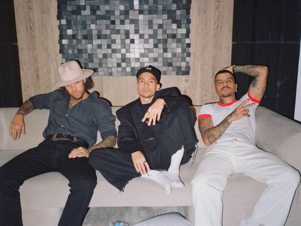 La canción “Rosita” se convirtió en el epicentro de una controversia que sacudió a la escena urbana latinoamericana esta semana. Lo que comenzó como el lanzamiento de un nuevo tema terminó en una cadena de reacciones públicas, mensajes de aparente disculpa y tensiones que involucraron a Cazzu y a Christian Nodal.