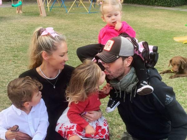 Enrique Iglesias y Anna Kournikova en una foto familiar del 2022.