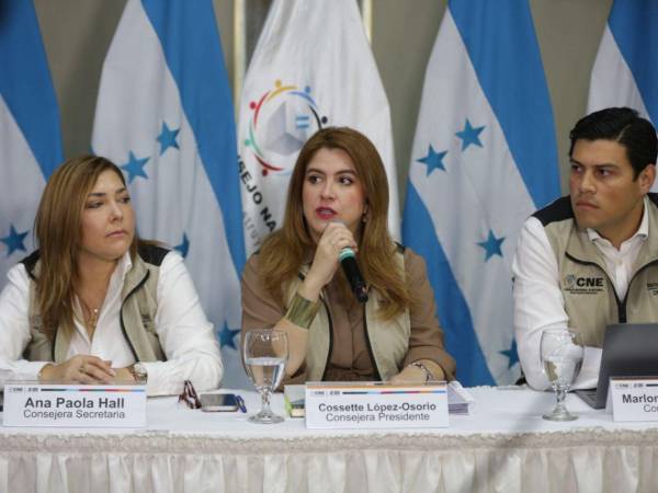 Fotografía muestra a los consejeros del CNE Honduras. (De izquierda a derecha: Ana Paola Hall, Cossette López y Marlon Ochoa).