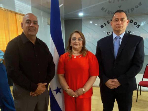 La ministra Arely Argueta nombró hoy a Rafael Canales como nuevo director departamental de Educación en Cortés.