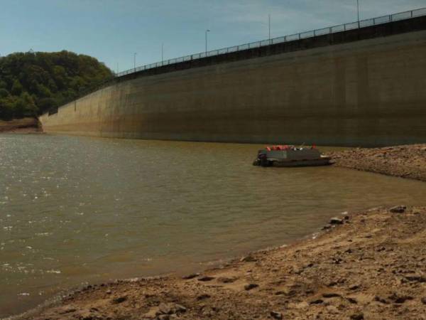 La crisis hídrica se agudiza en Tegucigalpa ante los bajos niveles de las represas, por lo que la Alcaldía reactiva 41 pozos para reforzar el suministro de agua.