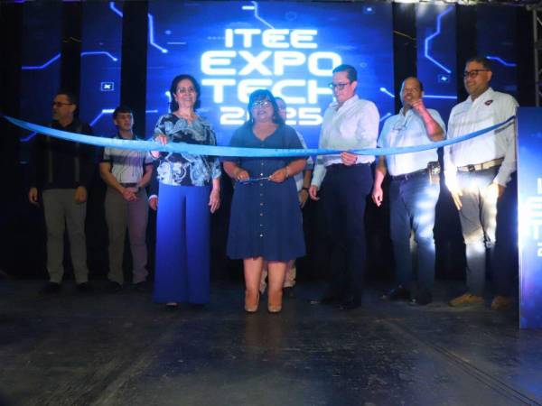 Representantes de la Junta Directiva del ITEE, de las universidades, exalumnos y alumnos participaron en el corte de la cinta de inauguración de Expo Tech 2025.