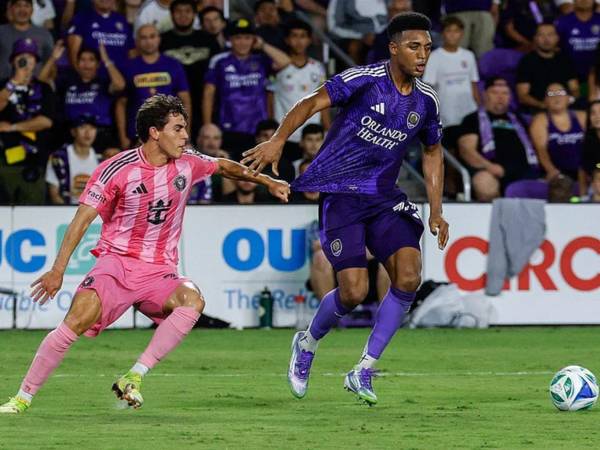 Jugador del inter Miami disputando el balón.