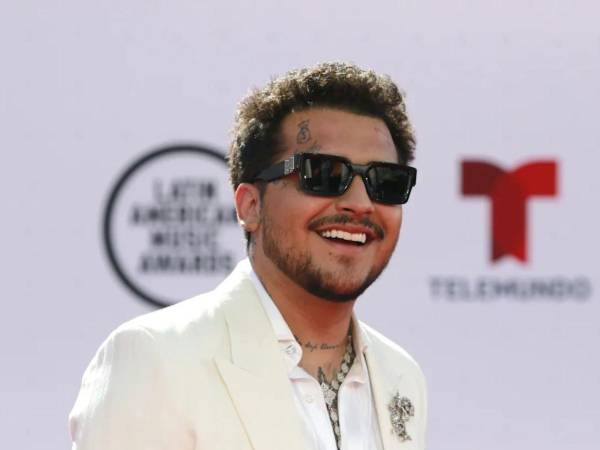 Christian Nodal enfrenta un nuevo desafío fuera de los escenarios. El cantante mexicano inició el proceso para registrar la marca El Forajido ante el Instituto Mexicano de la Propiedad Industrial (IMPI), pero la solicitud encontró resistencia por parte de una agrupación que asegura poseer legalmente esa identidad desde hace décadas.