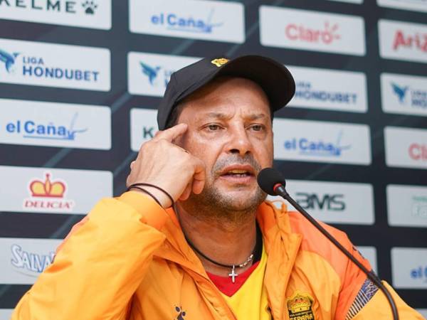 Jeaustin Campos lanzó contundentes comentarios en rueda de prensa.