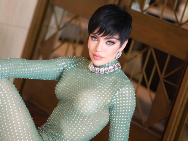 Shyare Andrade Hidalgo ha convertido su paso por el Miss Grand International 2026 en una vitrina para mostrar una imagen distinta de las tradicionales reinas de belleza. Originaria de Portoviejo, Manabí, la representante de Ecuador ha llamado la atención durante la competencia que se desarrolla en Tailandia por su personalidad, preparación y una transformación estética que apuesta por el cabello corto como sello distintivo.