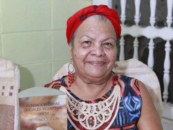 Zoila Lagos en su casa de habitación, donde atendió la entrevista de Diario La Prensa. Una mujer humilde, carismática y con una historia de resiliencia.