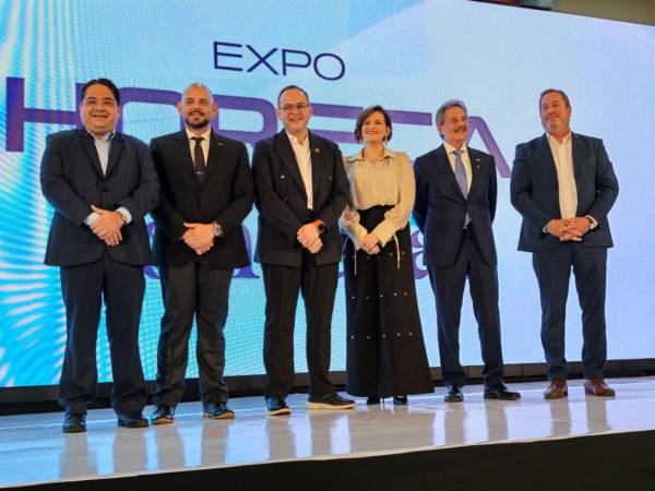 Edgardo Loucel, director ejecutivo del Instituto Nacional de Formación Profesional (INFOP); Andrés Ehrer Martínez, ministro de Turismo; Leonel Rivas, gerente corporativo de Estrategia comercial y Mercadeo de Banco de Occidente; Ligia Illescas, directora de Expo Horeca; Epaminondas Marinakys, presidente de la Cámara Nacional de Turismo de Honduras (Canaturh); y Gabriel Molina Delgado, gerente de Empresas Sostenibles del Consejo Hondureño de la Empresa Privada (COHEP).