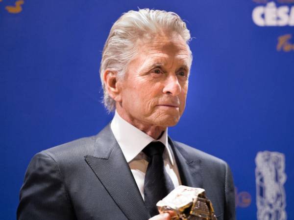Michael Douglas recuerda uno de los episodios más inquietantes de su carrera en sus nuevas memorias, One Helluva Ride: una presunta amenaza de ataque con una aguja infectada con VIH durante la ceremonia de los Premios Oscar de 1992.