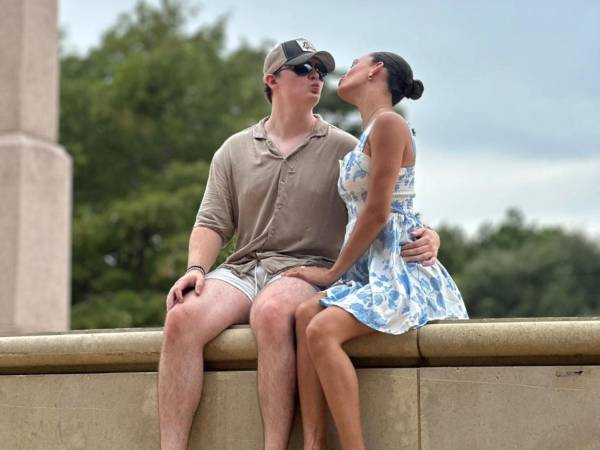 Sandra Hinds y Cody Grimes se enamoraron en tiempos de Pandemia, y su amor aún sigue fuerte.