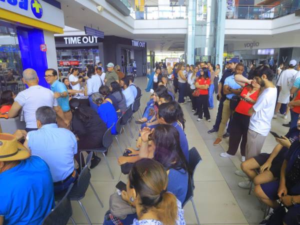 Cientos de sampedranos abarrotaron mall Altara, uno de los puntos de vacunación habilitados