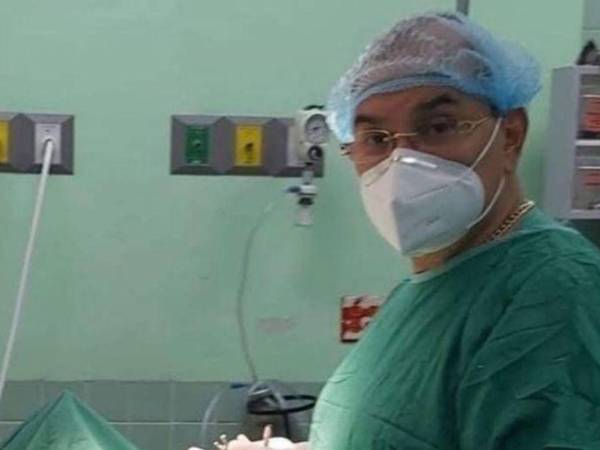 Dennis Chirinos, doctor especialista en urología, estuvo al frente de la histórica cirugía.