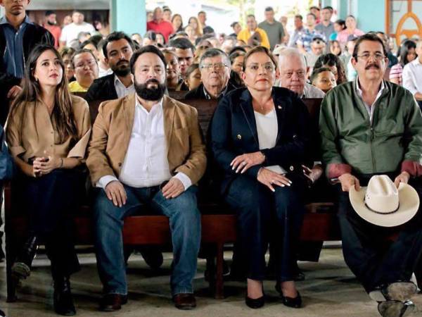 Luis Redondo acompañó el jueves 1 de enero a la presidenta Xiomara Castro y a su familia durante la misa por la celebración patronal de Dulce Nombre de Culmí, en el departamento de Olancho.