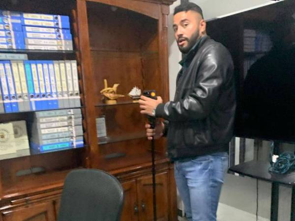 Momento cuando Jonathan Cardona, director de la Dirección Supervisora de Servicios Especializados, se disponía a grabar la entrevista en su oficina.