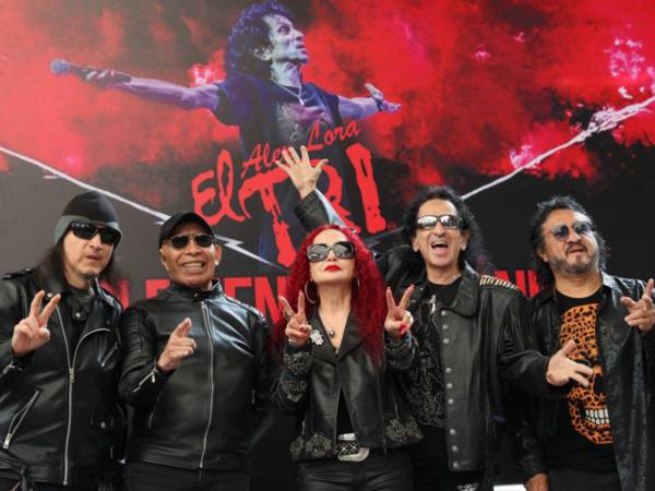 Alex (2d) y Chela Lora (c), posan junto a integrantes de la banda mexicana El Tri, durante una rueda de en Ciudad de México (México).