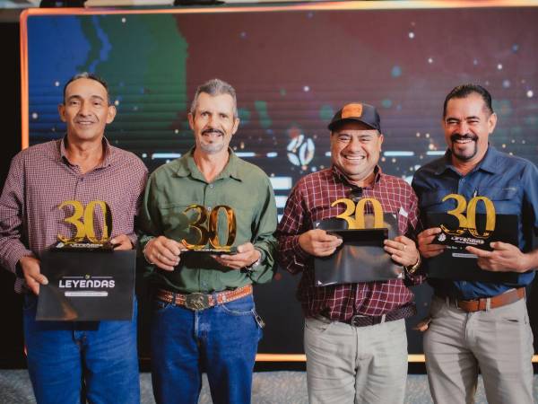 Con emoción y el aplauso de sus compañeros, los trabajadores con 30 años fueron homenajeados por Cervecería Hondureña.