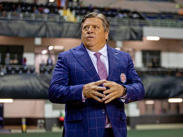 Piojo Herrera dirigiendo a Costa Rica.