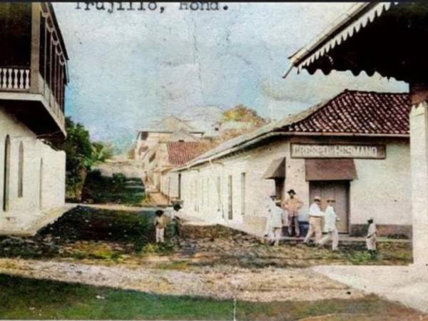 Una postal de Trujillo, Colón, probablemente en los años 1930. La vista es de lo que hoy es el banco de Occidente, contiguo a Café y Sabores, subiendo la cuesta de la calle principal hacia el sur.