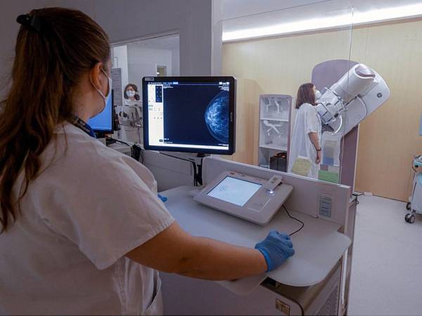 Fotografía de doctora realizando exámenes.