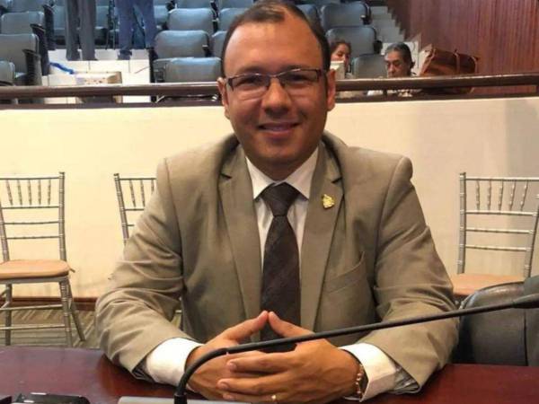 Aunque la Ley Electoral establece que un suplente no puede ocupar permanentemente el cargo ante una ausencia definitiva, también contempla que los suplentes pueden integrarse temporalmente al pleno en casos de ausencia injustificada de un consejero propietario.