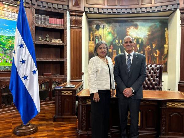 La presidenta del Consejo Hondureño de la Empresa Privada (Cohep), Anabel Gallardo, junto a Nasry Asfura.